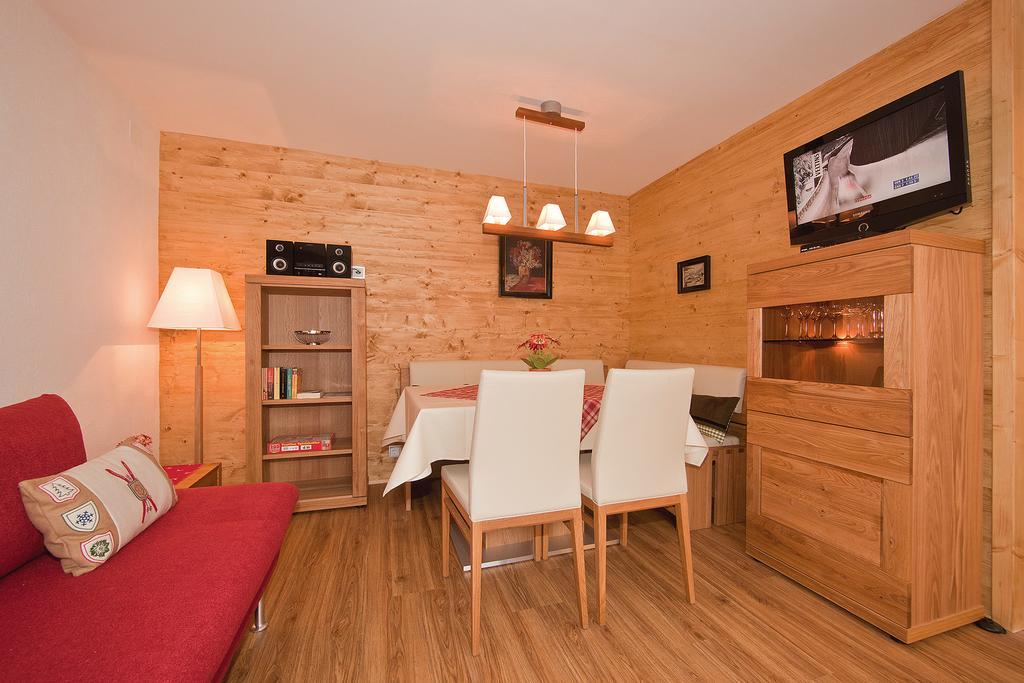 Ferienwohnungen Merzer Mittenwald Szoba fotó