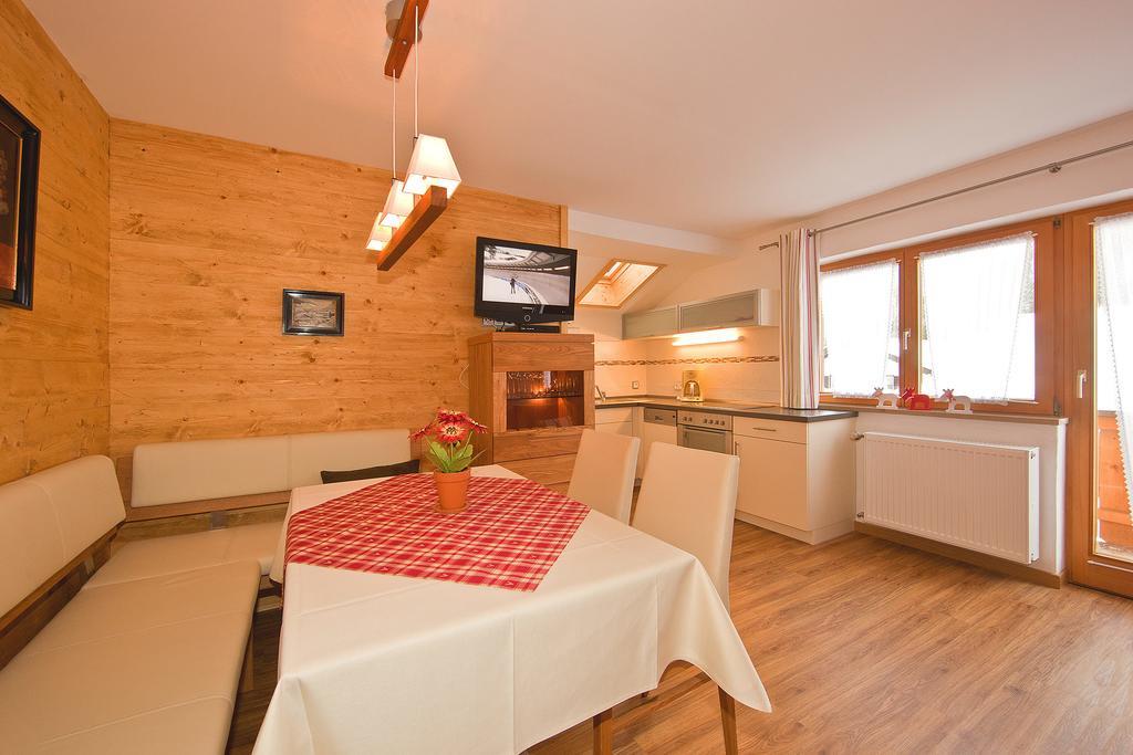 Ferienwohnungen Merzer Mittenwald Szoba fotó