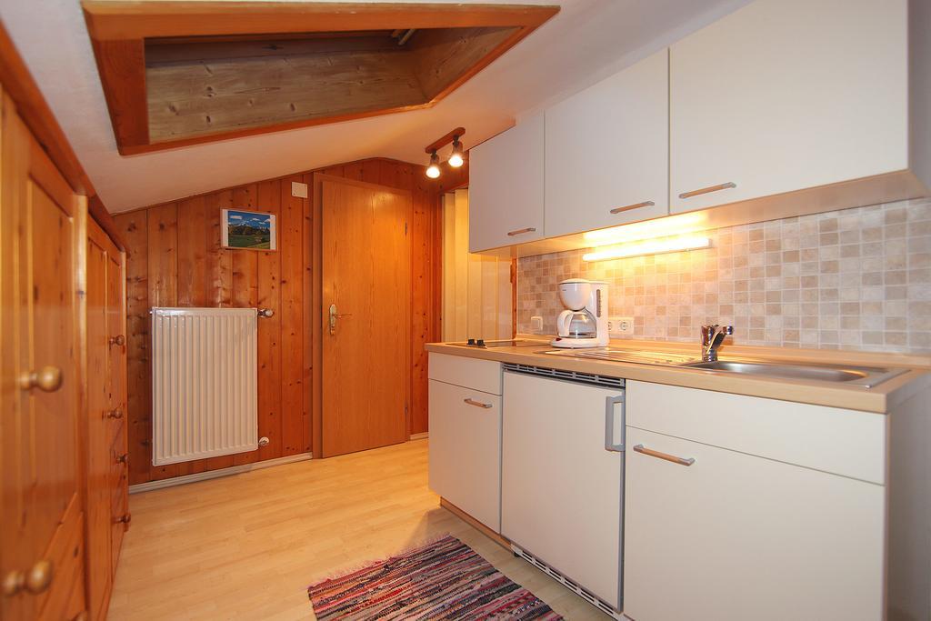 Ferienwohnungen Merzer Mittenwald Szoba fotó